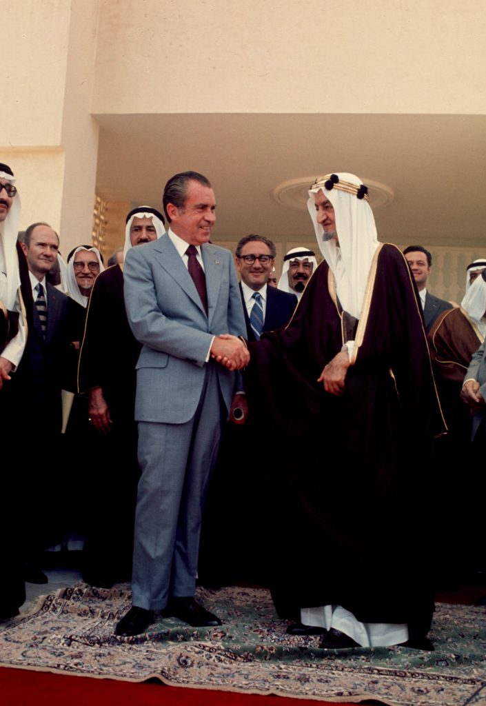 Американский президент Ричард Никсон жмет руку королю Саудовской Аравии Фейсалу ибн Абдул-Азиз Аль Сауду, 1974 год, Фото: Bloomberg.com