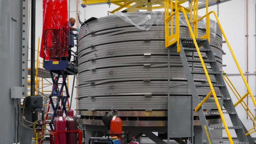 Инженеры из США завершили сборку самого крупного магнита термоядерного реактора ИТЭР