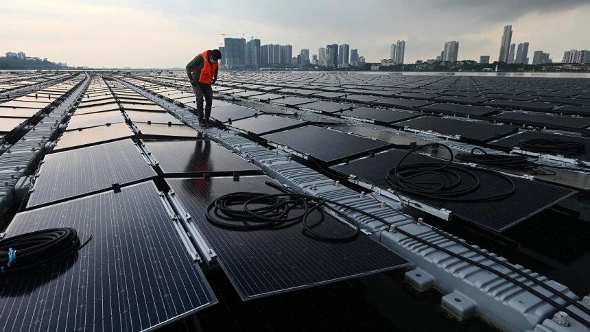 В Сингапуре открыта одна из крупнейших в мире плавучих солнечных электростанций