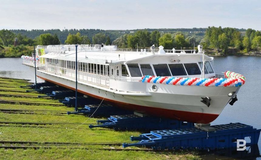 Первое в России пассажирское речное судно на СПГ передали заказчику