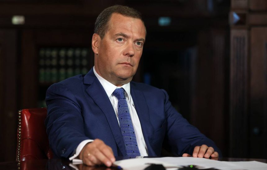 Медведев призвал учитывать факторы глобального энергоперехода при разработке политики РФ