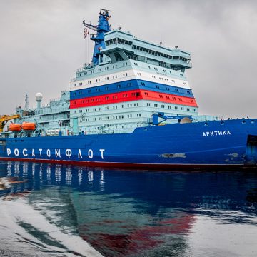 Атомный ледокол «Арктика» завершил свою первую проводку судов в порт Певек